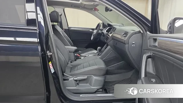 Volkswagen Tiguan Allspace 2023 Черный из Кореи, фото 2