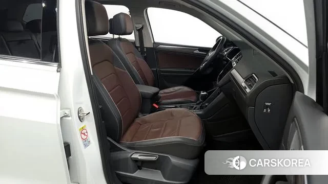 Volkswagen Tiguan Allspace 2023 Белый из Кореи, фото 2