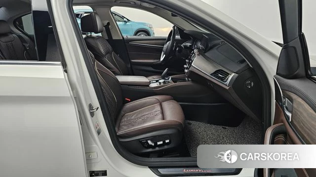 BMW 5 Series (G30) 2018 Белый из Кореи, фото 2