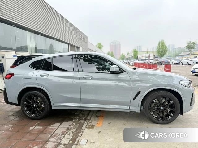 BMW X4 2023 Серебристо-серый из Китая, фото 2