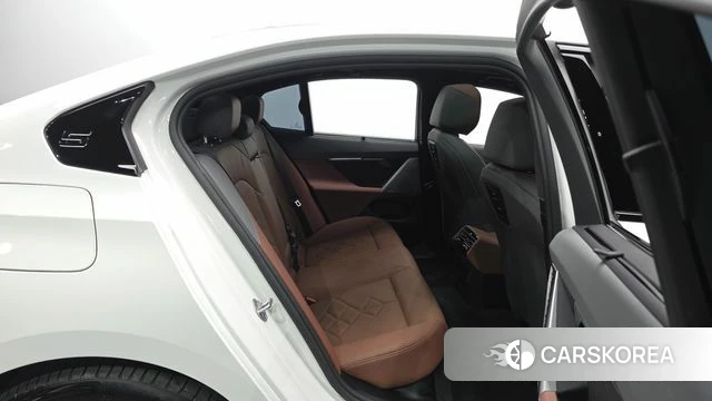 BMW 5 Series (G60) 2025 Белый из Кореи, фото 2