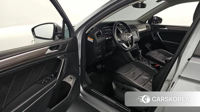 Volkswagen Tiguan Allspace 2022 Серебристо-серый из Кореи, фото 2