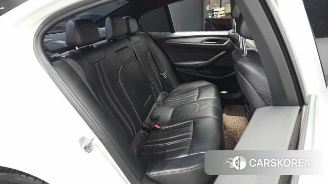 BMW 5 Series (G30) 2018 Белый из Кореи, фото 2