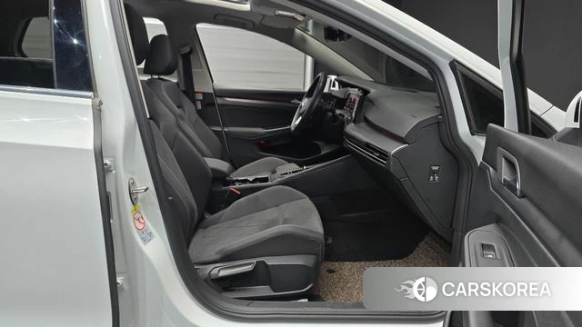 Volkswagen Golf 8th Generation 2022 Белый из Кореи, фото 2