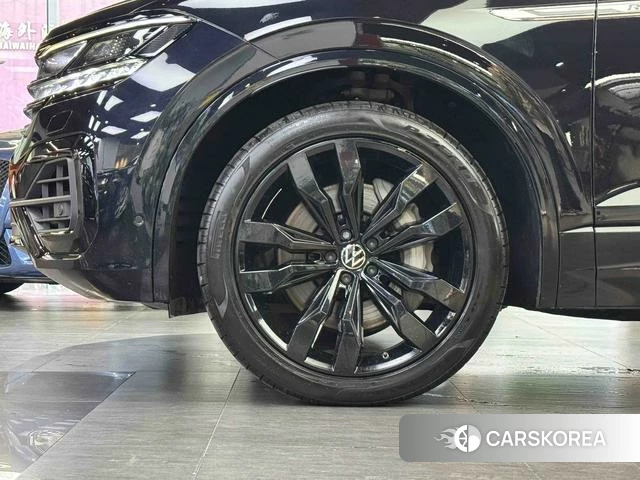 Volkswagen Touareg 2021 Черный из Китая, фото 2