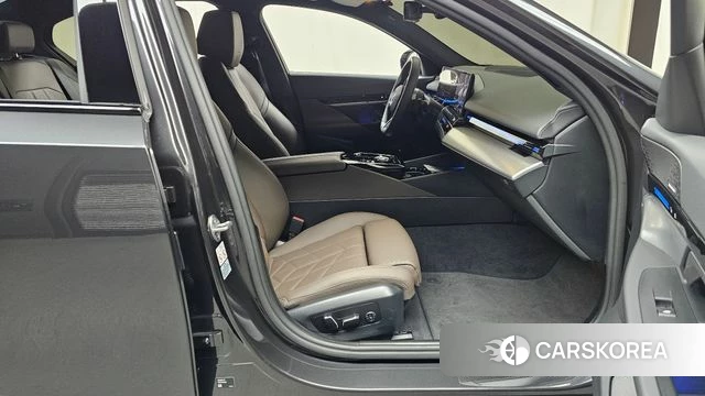 BMW 5 Series (G60) 2024 Серый из Кореи, фото 2