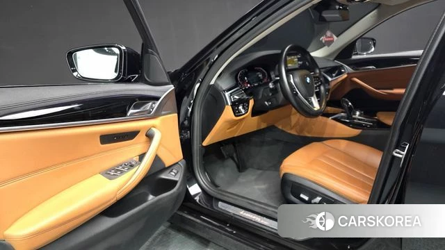 BMW 5 Series (G30) 2019 Черный из Кореи, фото 2