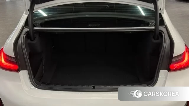 BMW 3 Series (G20) 2023 Белый из Кореи, фото 2