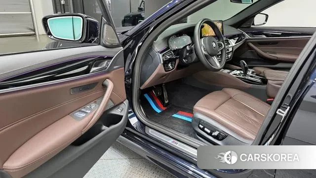 BMW 5 Series (G30) 2023 Черный из Кореи, фото 2