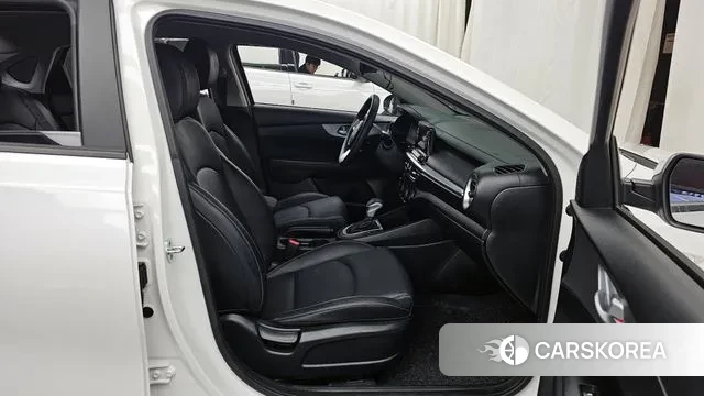 Kia The New K3 2nd generation 2022 Белый из Кореи, фото 2