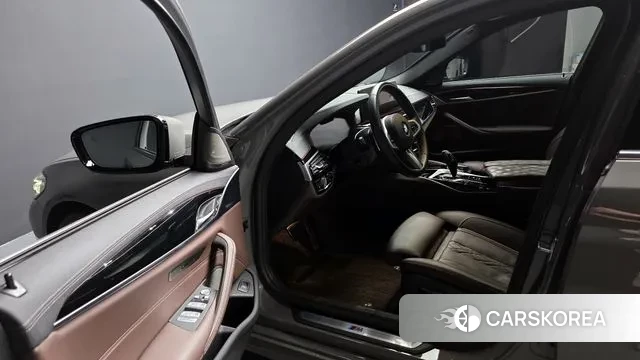 BMW 5 Series (G30) 2021 Серебристо-серый из Кореи, фото 2