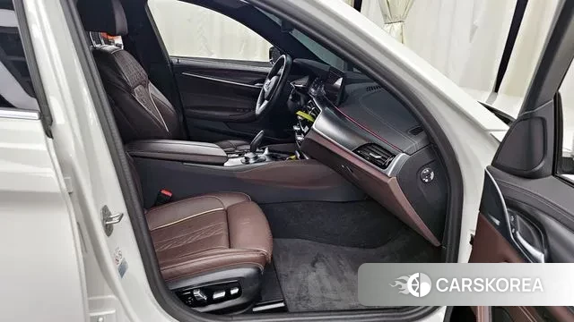 BMW 5 Series (G30) 2023 Белый из Кореи, фото 2