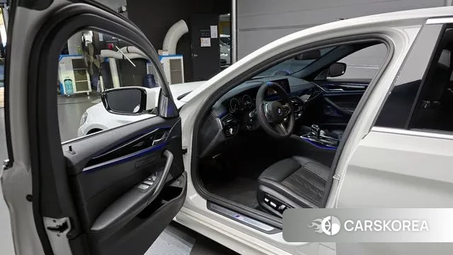 BMW 5 Series (G30) 2019 Белый из Кореи, фото 2