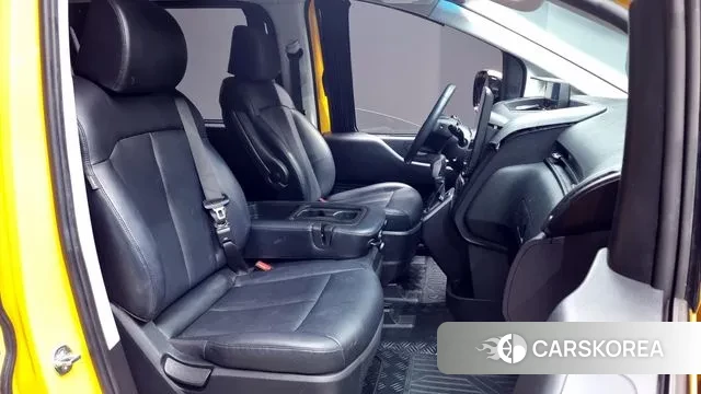 Hyundai Staria 2023 Желтый из Кореи, фото 2