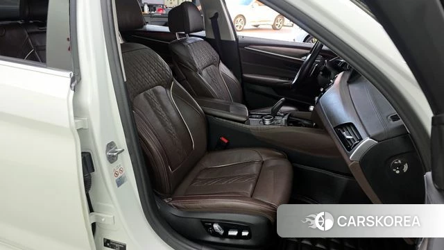 BMW 5 Series (G30) 2018 Белый из Кореи, фото 2