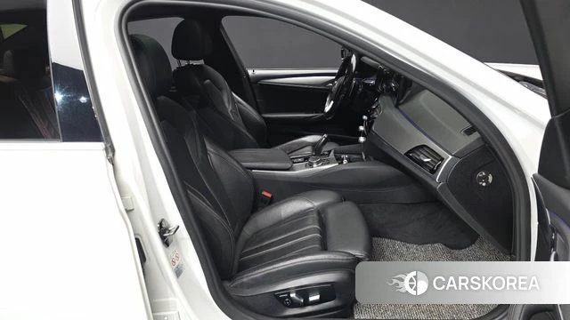 BMW 5 Series (G30) 2018 Белый из Кореи, фото 2