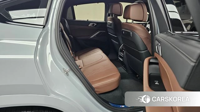 BMW X6 (G06) 2025 Светло-серебряный цвет из Кореи, фото 2