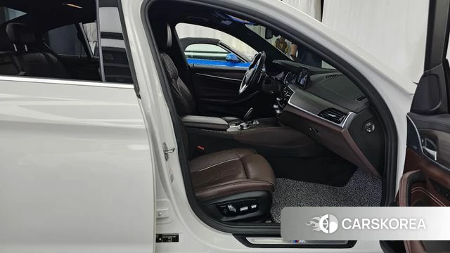 BMW 5 Series (G30) 2018 Белый из Кореи, фото 2