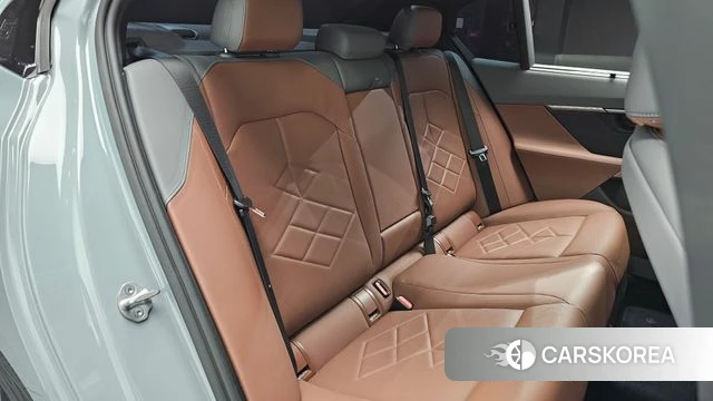 BMW 5 Series (G60) 2025 Серебристо-серый из Кореи, фото 2