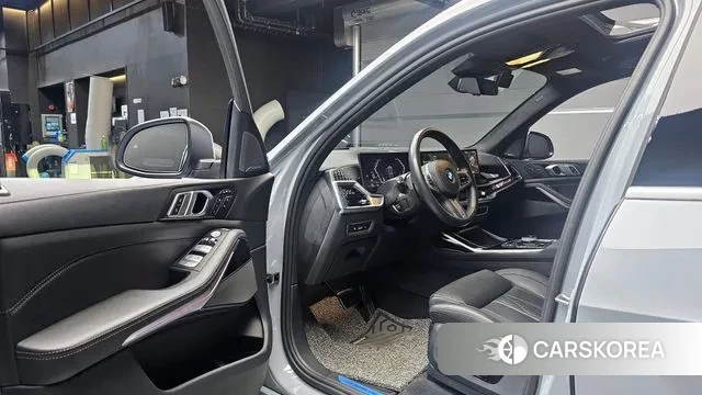 BMW X7 (G07) 2024 Серебристо-серый из Кореи, фото 2