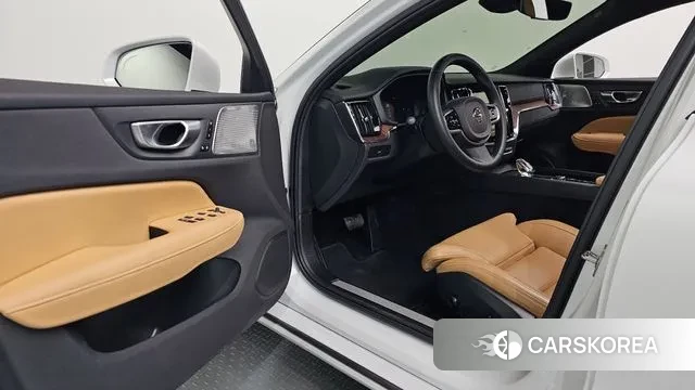 Volvo S60 3rd generation 2024 Белый из Кореи, фото 2