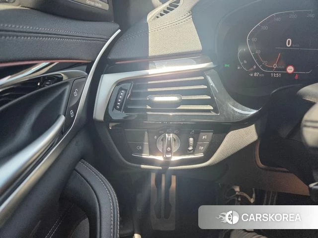 BMW 5 Series (G30) 2022 Черный из Кореи, фото 2
