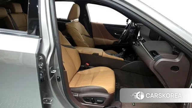 Lexus ES300h 7th generation 2021 Серебристо-серый из Кореи, фото 2