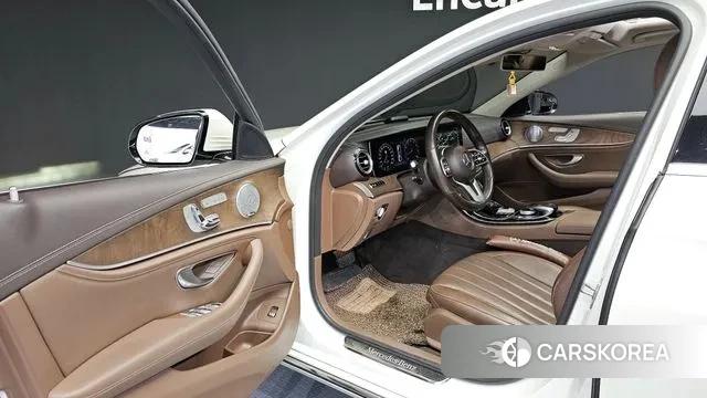 Mercedes-Benz E-Class W213 2018 Белый из Кореи, фото 2