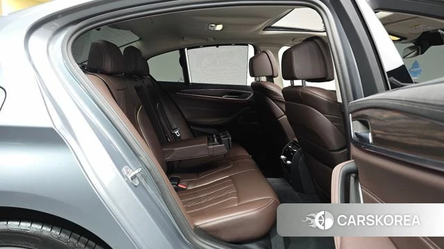 BMW 5 Series (G30) 2023 Серебристо-серый из Кореи, фото 2