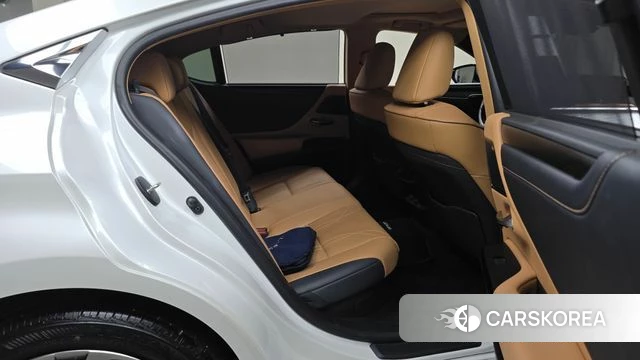Lexus ES300h 7th generation 2023 Белый из Кореи, фото 2