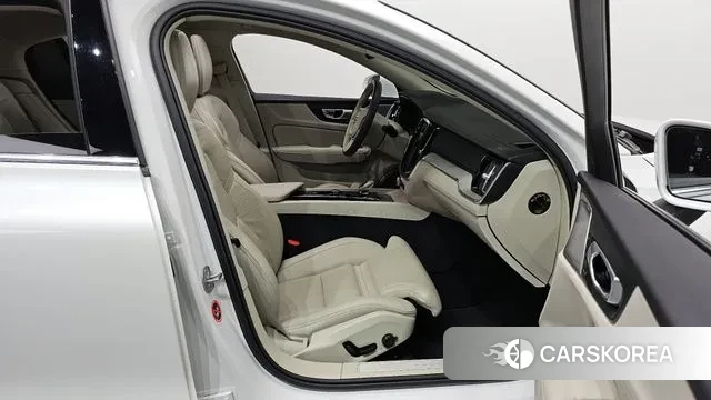 Volvo S60 3rd generation 2024 Белый из Кореи, фото 2