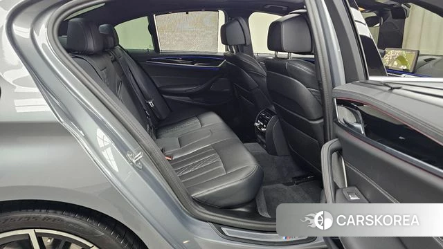 BMW 5 Series (G30) 2023 Серебристо-серый из Кореи, фото 2