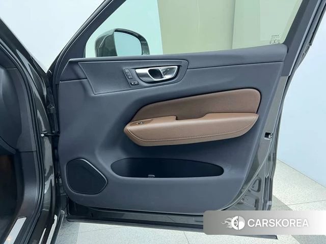 Volvo XC60 2022 Темно-серый из Китая, фото 2