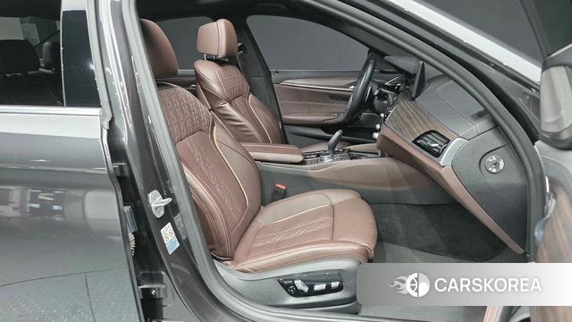 BMW 5 Series (G30) 2021 Серый из Кореи, фото 2