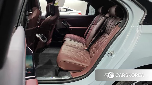 BMW 7 Series (G70) 2023 Небесно-голубой из Кореи, фото 2
