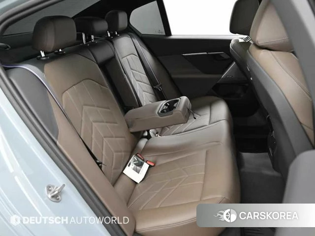BMW 5 Series (G60) 2025 Светло-серебряный цвет из Кореи, фото 2