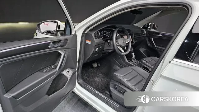 Volkswagen Tiguan second Generation 2023 Белый из Кореи, фото 2