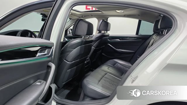 BMW 5 Series (G30) 2019 Белый из Кореи, фото 2