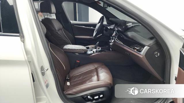 BMW 5 Series (G30) 2022 Белый из Кореи, фото 2