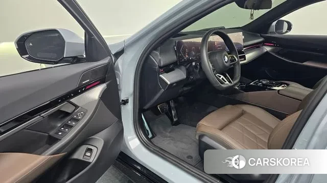 BMW 5 Series (G60) 2024 Цвет галактики из Кореи, фото 2