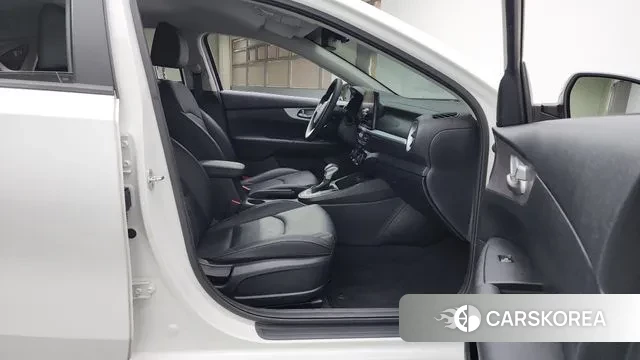 Kia The New K3 2nd generation 2021 Белый из Кореи, фото 2