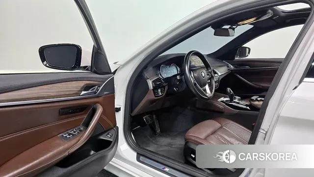 BMW 5 Series (G30) 2018 Белый из Кореи, фото 2