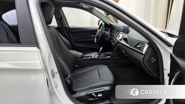 BMW 3 Series (F30) 2018 Белый из Кореи, фото 2