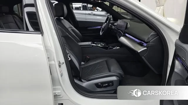 BMW 5 Series (G60) 2024 Белый из Кореи, фото 2