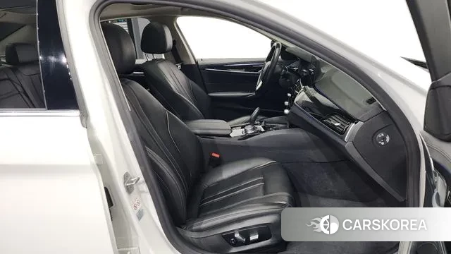 BMW 5 Series (G30) 2020 Белый из Кореи, фото 2