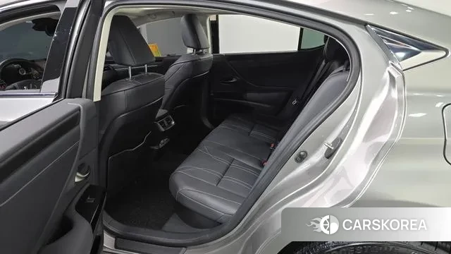 Lexus ES300h 7th generation 2023 Серый из Кореи, фото 2