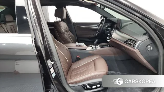 BMW 5 Series (G30) 2023 Серый из Кореи, фото 2