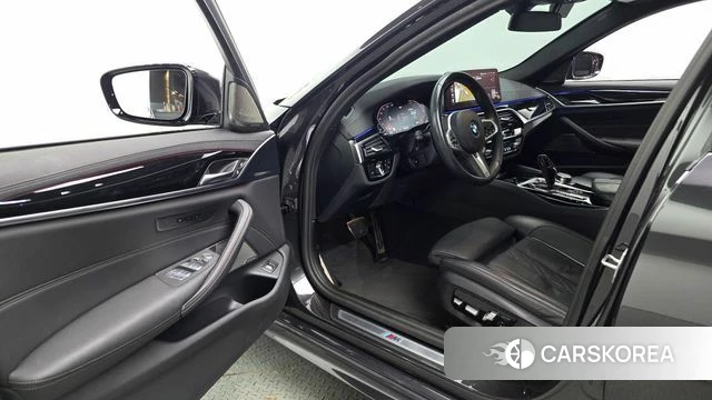 BMW 5 Series (G30) 2023 Серый из Кореи, фото 2