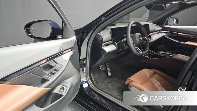 BMW 5 Series (G60) 2025 Черный из Кореи, фото 2