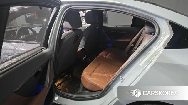 BMW 5 Series (G60) 2024 Серебристо-серый из Кореи, фото 2
